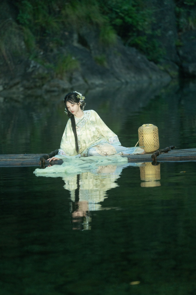 坚如磐石 封面