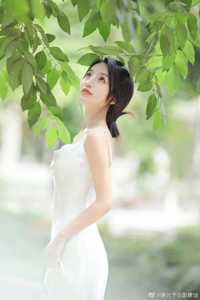 张凌赫主演《这一秒过火》引争议：长剧变短剧，剧情是否过火？